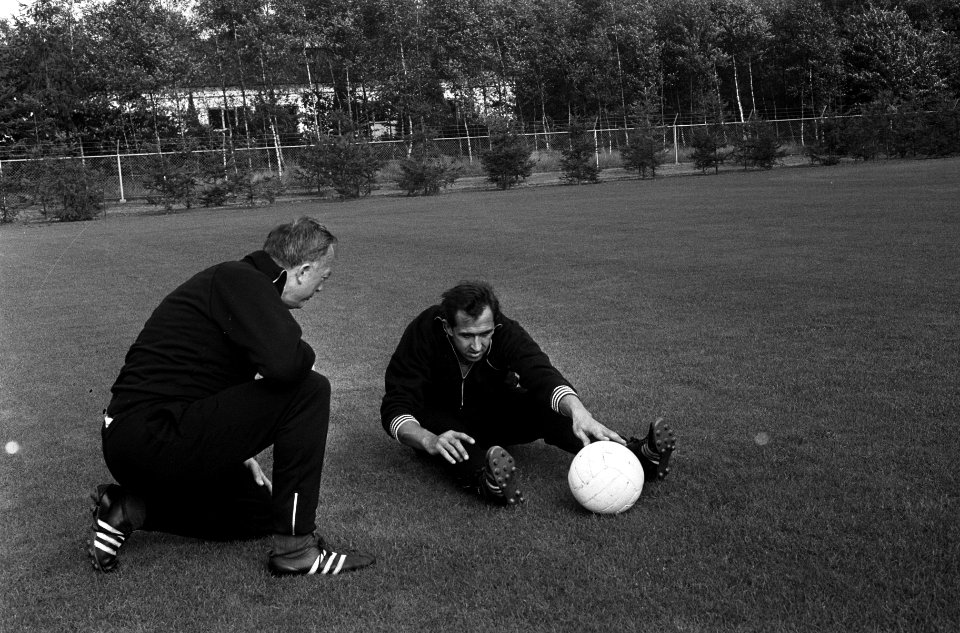 Training Nederlands elftal te Zeist, Eddy P Graafland wordt onder handen genome, Bestanddeelnr 916-9043