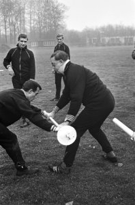 Training Nederlands elftal te Zeist, Coen Moulijn worstelt met Denis Neville, t…, Bestanddeelnr 917-1710