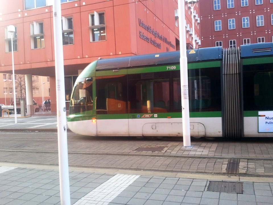 Tram, piazza della Scienza, Milano