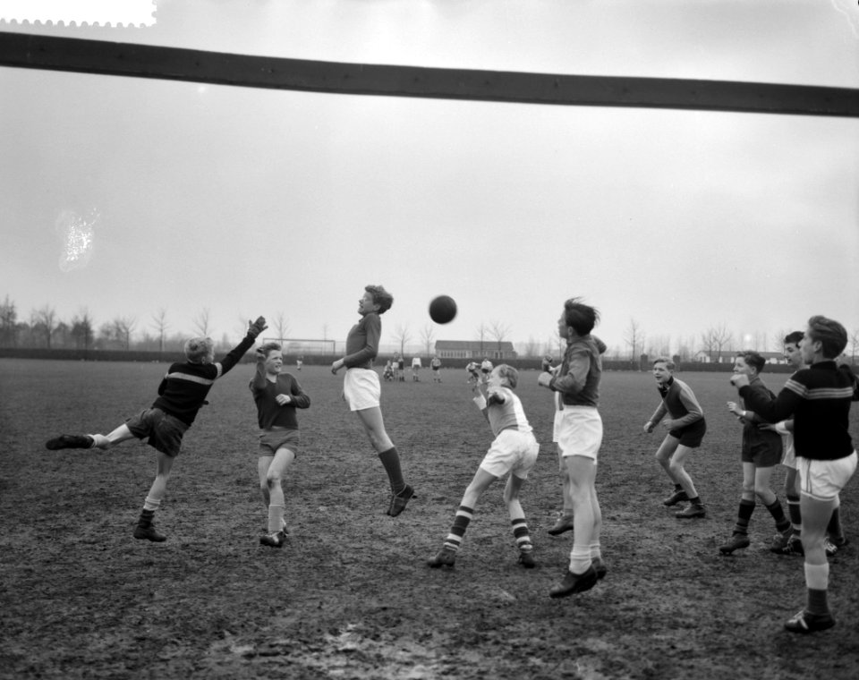 Training voor het aanstaande schoolvoetbaltoernooi te Amsterdam, Bestanddeelnr 911-0971