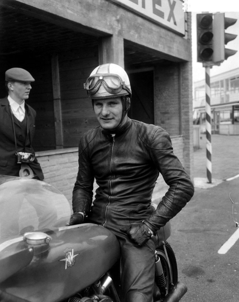 Training voor aanstaande TT races te Assen. Mike Hailwood op MV Agusta 500 cc, Bestanddeelnr 917-9010