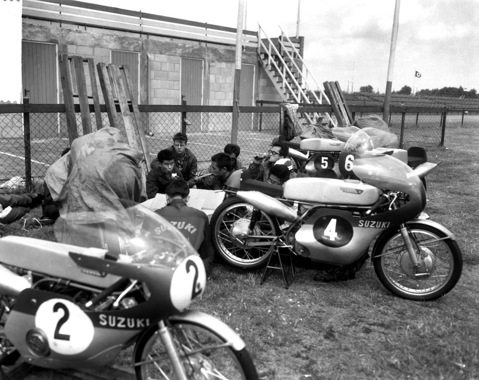 Training voor aanstaande TT races te Assen, het rennerskwartiers. De stal van Su, Bestanddeelnr 917-9009