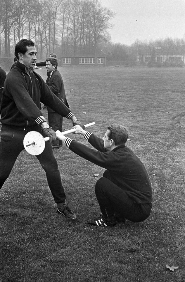 Training Nederlands elftal te Zeist, E.P. Graafland en Clavan tijdens oefeningen, Bestanddeelnr 917-1708