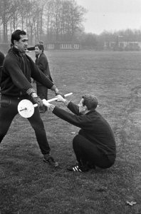 Training Nederlands elftal te Zeist, E.P. Graafland en Clavan tijdens oefeningen, Bestanddeelnr 917-1708