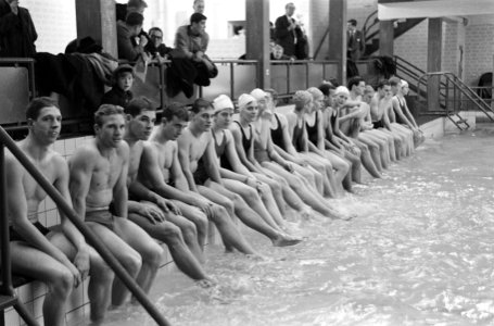 Trainingsploeg van de KNZB in Sportfondsenbad Rotterdam De hele poeg voor het t, Bestanddeelnr 913-2388