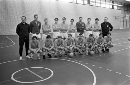 Training Nederlands elftal te Zeist, de geselecteerde spelers met Kessler, Bestanddeelnr 921-0569