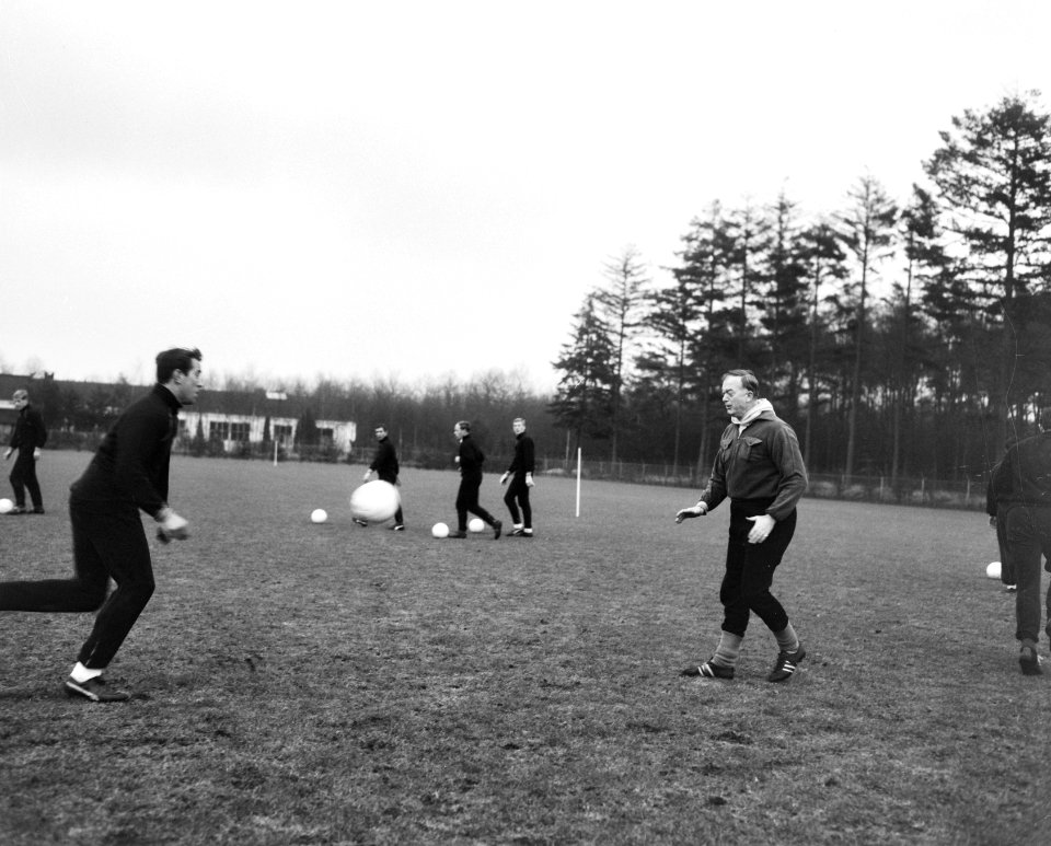 Training Nederlands elftal te Zeist, Daan Schrijvers en Denis Neville, Bestanddeelnr 917-5720