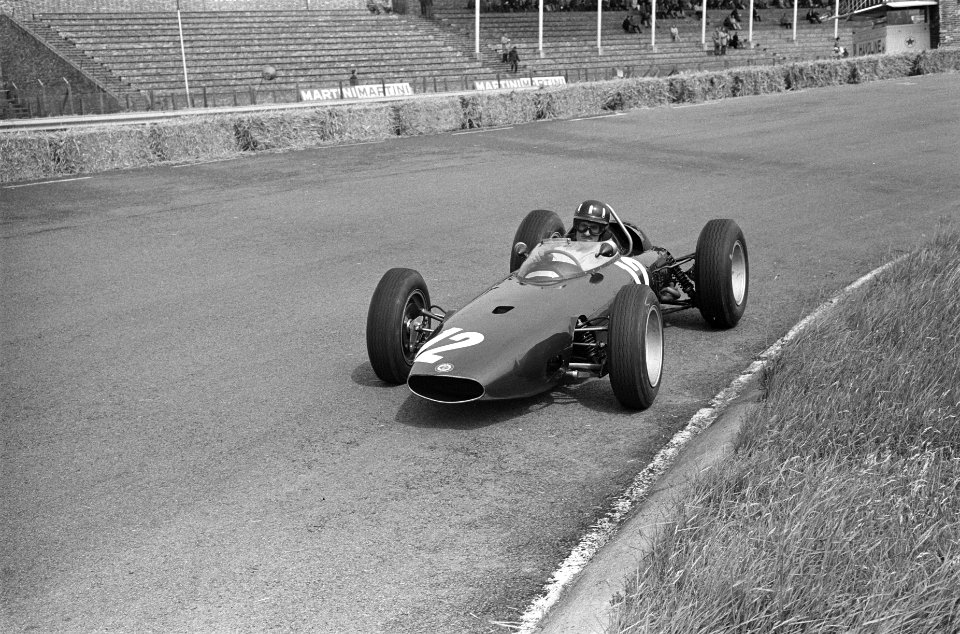 Training voor Grand Prix te Zandvoort begonnen Graham Hill (12 BRM) in de Huge, Bestanddeelnr 915-2840