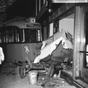 Tram lijn 4 op Nieuwe Binnenweg uit de rails te Rotterdam. Overzicht schade, Bestanddeelnr 918-0409