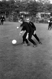 Training Nederlands elftal te Zeist, Denis Nevile aan het pingelen met Van Wisse, Bestanddeelnr 916-9041