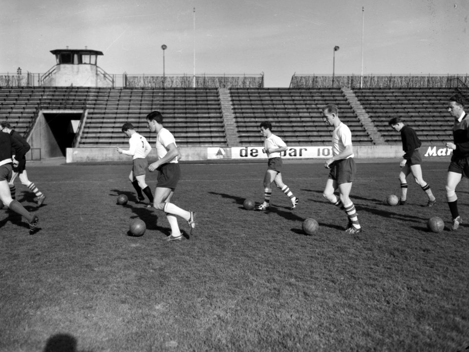 Training Nederlands elftal te Den Bosch . B. Muller , H. Groot , P. van der Kuil, Bestanddeelnr 912-2313