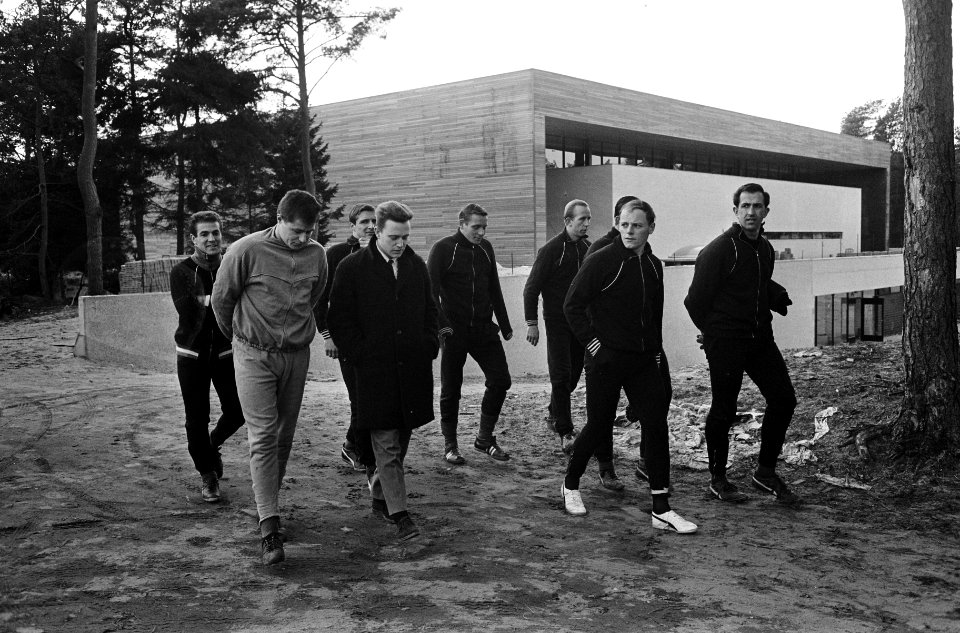 Training Nederlands elftal te Zeist, de spelers bij het nieuwe gebouw, Bestanddeelnr 917-4926