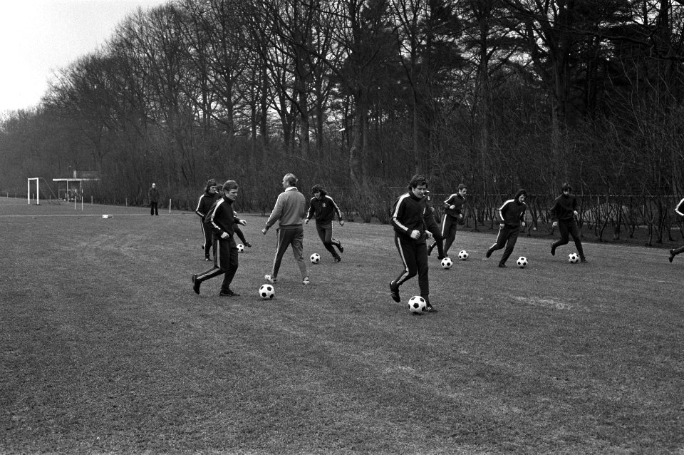 Training Nederlands elftal in Zeist voor vriendschappelijke wedstrijd tegen Grie, Bestanddeelnr 925-3706