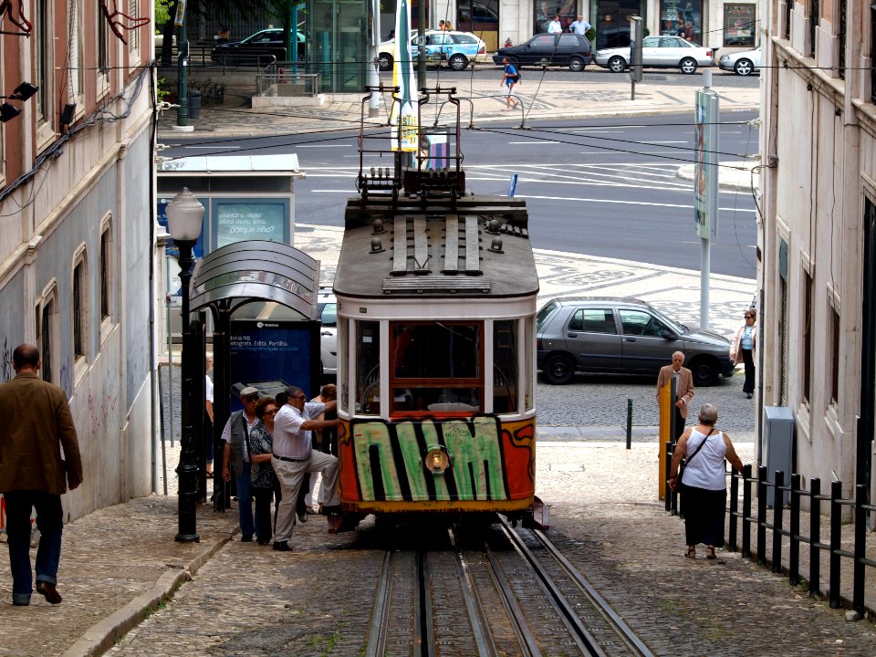 Tram in Lisboa pic-003