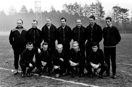 Training Nederlands elftal te Zeist, het elftal v.l.n.r Van Wissen , Pronk, Graa, Bestanddeelnr 914-9735