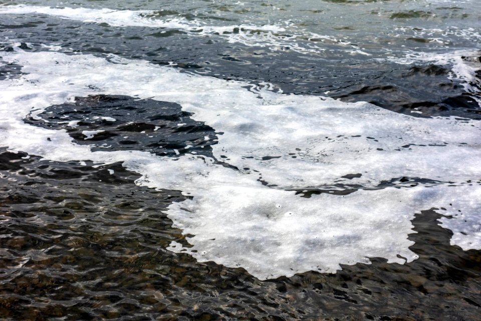 Trail of sea foam in Brofjorden 5