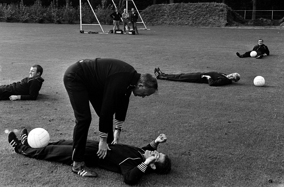 Training Nederlands elftal te Zeist, Denis Nevile corrigeert ademhaling van Benn, Bestanddeelnr 916-9042