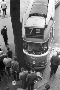 Tram is in bocht ontspoord door bout in de rails Roeterstraat hoek Sarphatistra, Bestanddeelnr 912-8629
