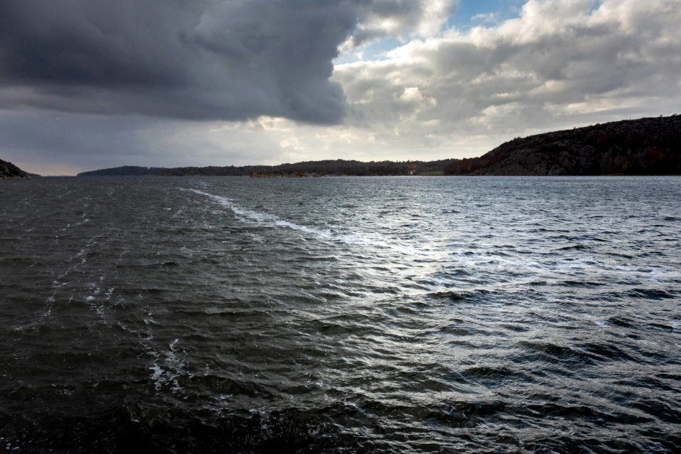 Trail of sea foam in Brofjorden 1