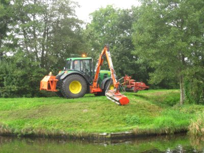 Traktor mit Maehaufsatz