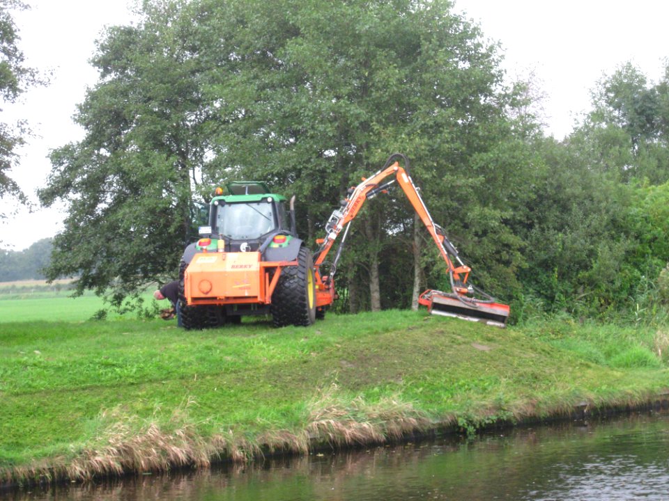 Traktor mit Maehaufsatz ruecken