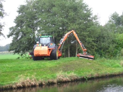Traktor mit Maehaufsatz ruecken