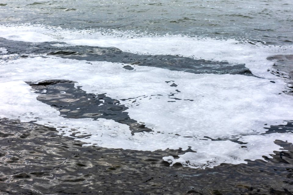 Trail of sea foam in Brofjorden 6
