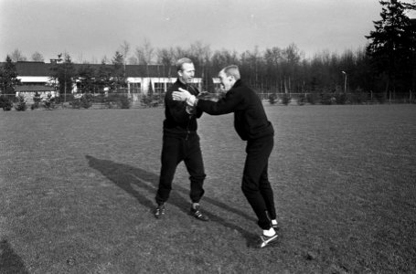 Training Nederlands elftal, Henk Groot en Pim Doesburg tijdens training, Bestanddeelnr 917-4423 photo