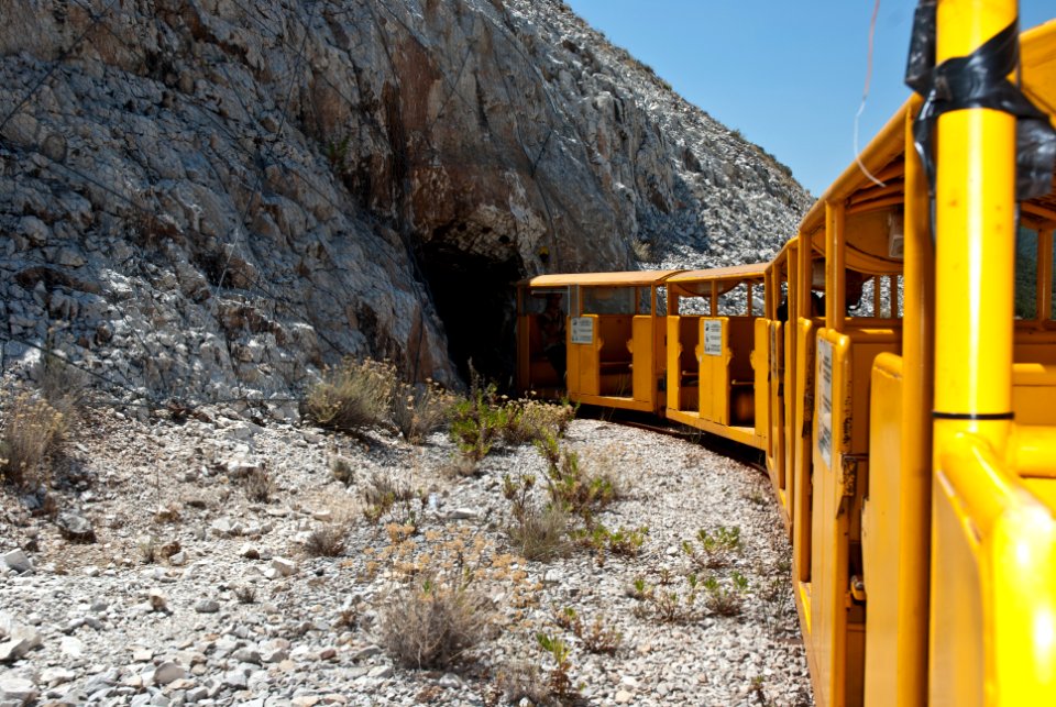 Train leaving the tunnel at via Lanzi