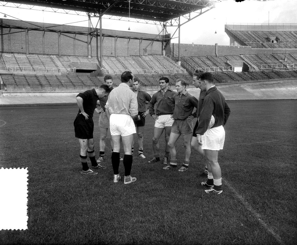 Training Nederlands elftal, groepje spelers, Bestanddeelnr 907-3132