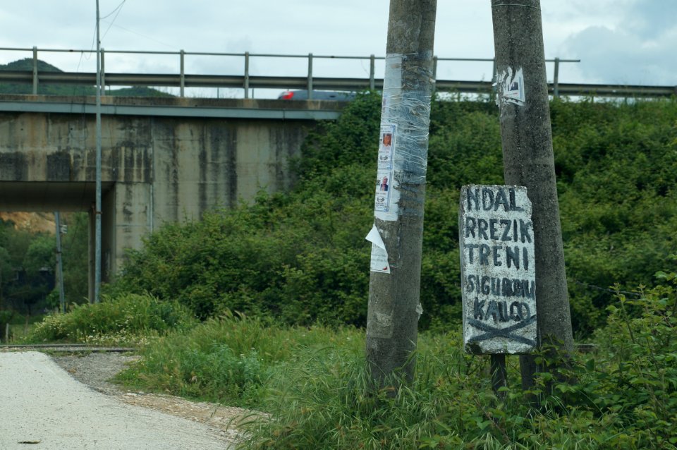Train level crossing warning sign in Vora (OSCAL19 trip)