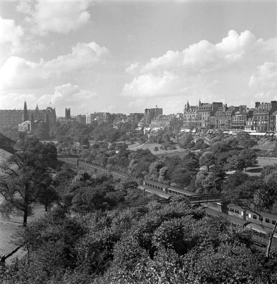 Trein doorsnijdt het stadslandschap van Edinburgh, Bestanddeelnr 252-0174
