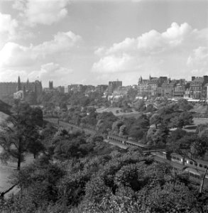 Trein doorsnijdt het stadslandschap van Edinburgh, Bestanddeelnr 252-0174