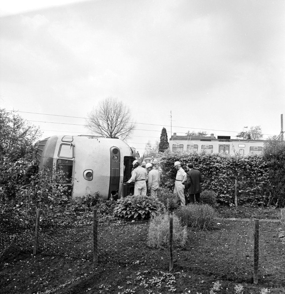 Trein ontspoord in Heeze bij Eindhoven, Bestanddeelnr 929-7192