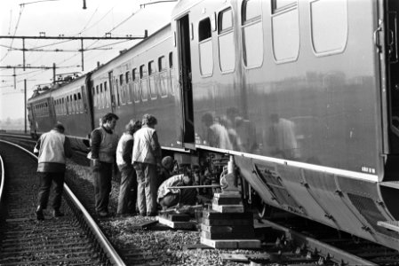 Trein is ontspoord tussen Utrecht en Rotterdam bij Gouda werklieden bezig met h, Bestanddeelnr 924-0097