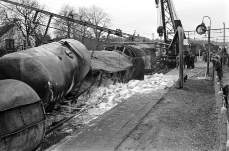 Trein ontspoord na aanrijding bij Wezep, overzicht ravage, Bestanddeelnr 918-6024