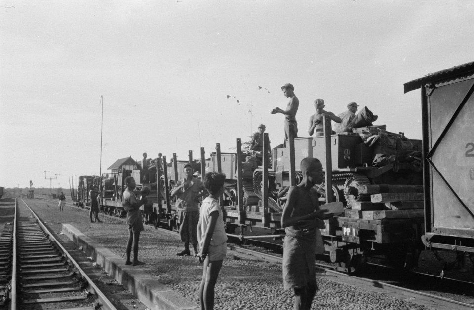 Trein met legermateriaal op een treinstation, Bestanddeelnr 363-5-3