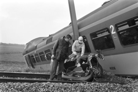 Trein ontspoord na botsing met auto bij Driebruggen, Bestanddeelnr 934-2213