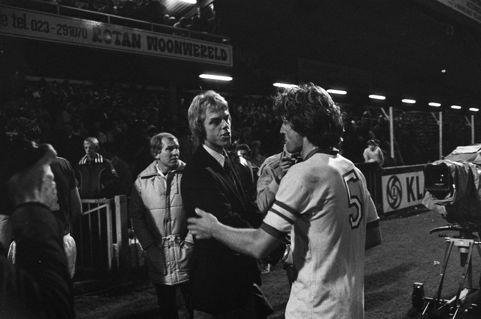 Trainer Beenhakker (l) feliciteert Ruud Krol, Bestanddeelnr 930-4444
