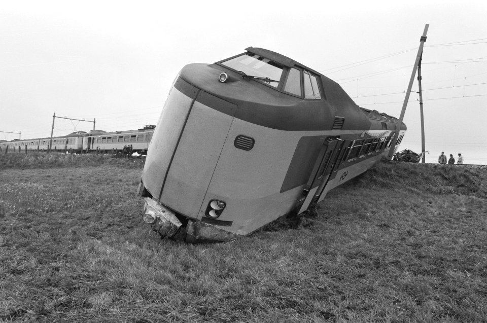 Trein ontspoord na botsing met auto bij Driebruggen, Bestanddeelnr 934-2212