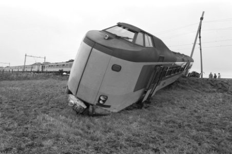 Trein ontspoord na botsing met auto bij Driebruggen, Bestanddeelnr 934-2212