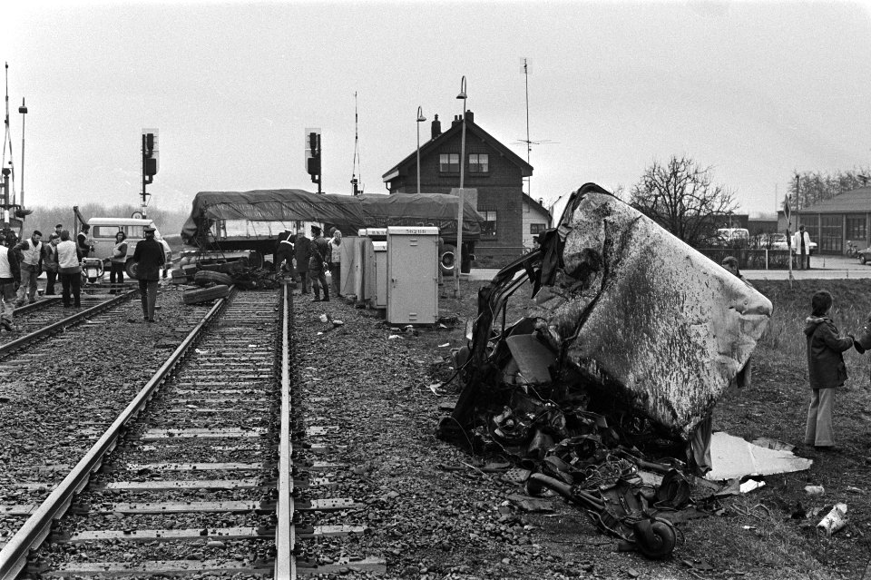 Trein ramt vrachtwagen bij Geldermalsen de gekraakte vrachtauto, Bestanddeelnr 928-9505
