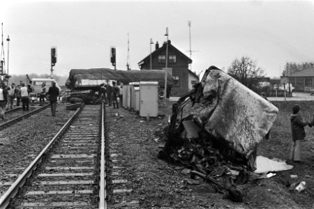 Trein ramt vrachtwagen bij Geldermalsen de gekraakte vrachtauto, Bestanddeelnr 928-9505
