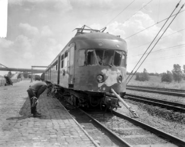 Trein tegen bestelwagen op beveiligde overweg te Maarsen, overzicht ravage, Bestanddeelnr 918-0297