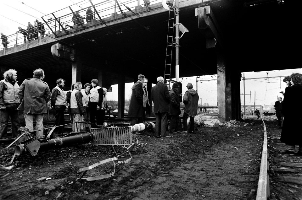 Trein ontspoord bij Rotterdam (ramde viaduct) het geramde viaduct, Bestanddeelnr 930-6330