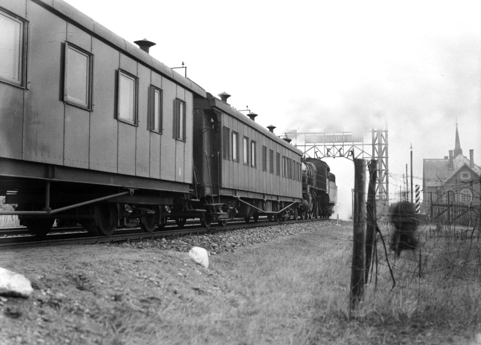 Trein passeert de Russisch-Poolse grens bij Stoubcy, Bestanddeelnr 190-1155