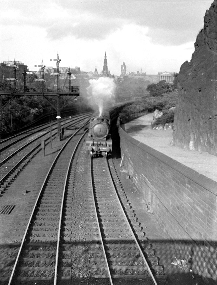 Trein komt binnen op het station, Bestanddeelnr 190-1074