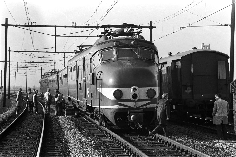 Trein is ontspoord tussen Utrecht en Rotterdam bij Gouda ontspoorde trein, Bestanddeelnr 924-0098