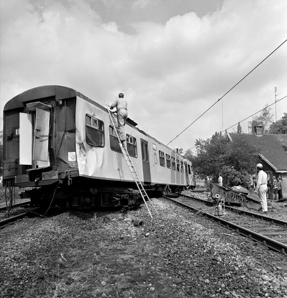Trein ontspoord in Heeze bij Eindhoven, Bestanddeelnr 929-7189