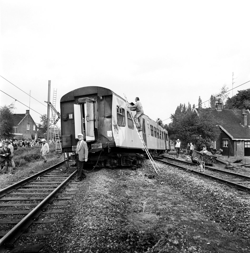 Trein ontspoord in Heeze bij Eindhoven, Bestanddeelnr 929-7191